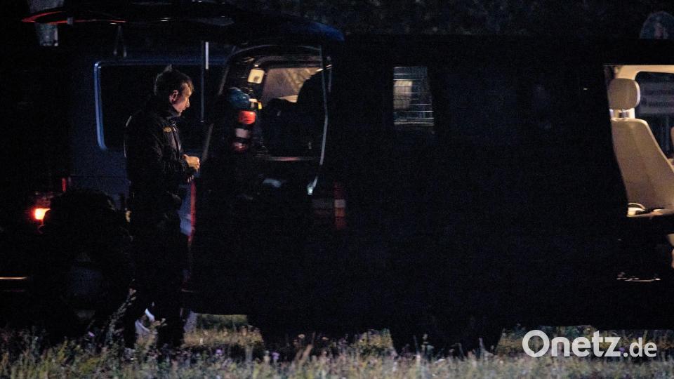 Polizeikräfte sind bei Berngau in der Nacht im Einsatz. Bei einer Waffenkontrolle in der Oberpfalz sind eine Mitarbeiterin und ein Mitarbeiter des Landratsamts Neumarkt erschossen worden. Bild: Tizian Gerbing/dpa