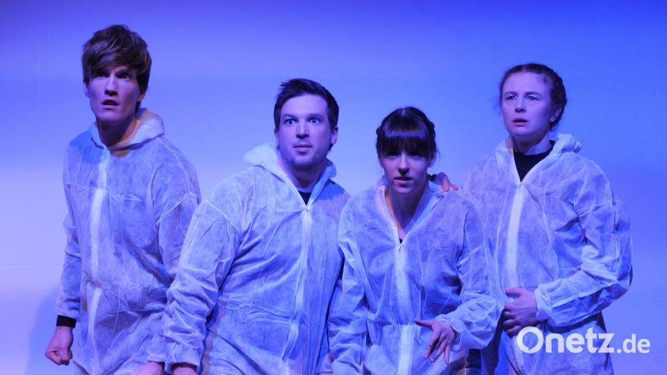 Szenenbild aus dem Theaterstück „SAD-88“ in der KZ-Gedenkstätte Flossenbürg. Bild: Cora Wein / OVIGO Theater