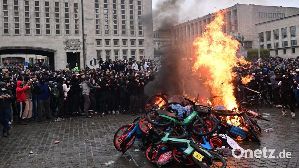 Nationaler Protesttag in Belgien: Demonstranten setzen Leihfahrräder in Brand Bild: Dirk Waem/Belga/dpa