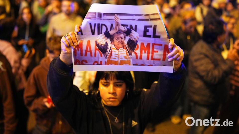 In der Innenstadt von Madrid versammeln sich Menschen, um der 87-jährigen Maria del Carmen Abascal zu gedenken, deren Zwangsräumung aus ihrer Wohnung landesweite Proteste ausgelöst hatte. Bild: Manu Fernandez/AP/dpa
