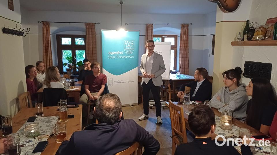 Zweiter Bürgermeister Sebastian Rosnitschek bei seinen Grußworten. Bild: Stadt Tirschenreuth I Nico Wiesend