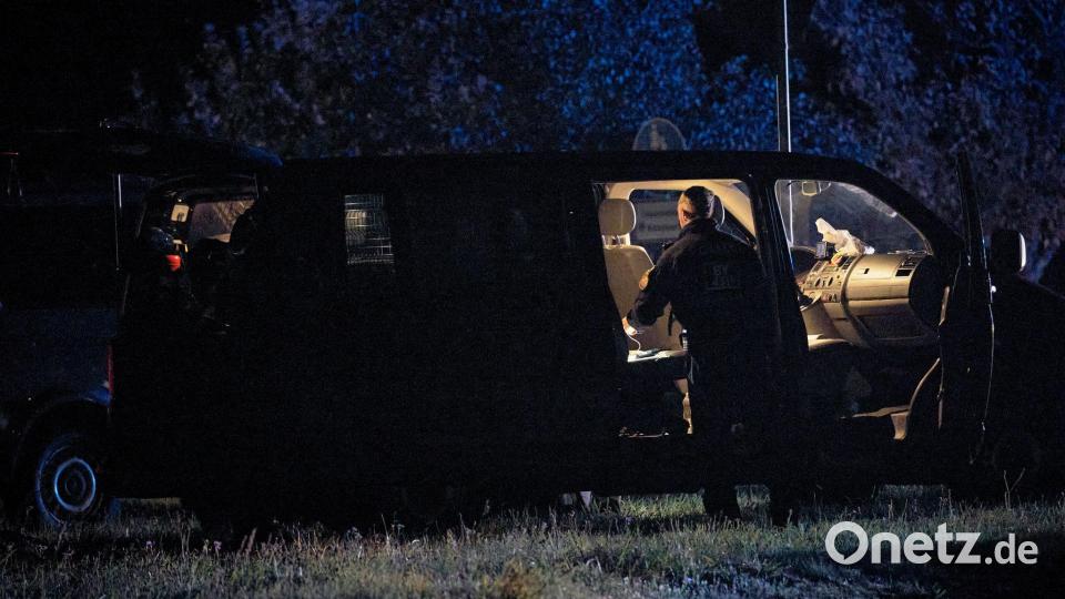 Polizeikräfte sind bei Berngau in der Nacht im Einsatz. Bei einer Waffenkontrolle in der Oberpfalz sind eine Mitarbeiterin und ein Mitarbeiter des Landratsamts Neumarkt erschossen worden. Bild: Tizian Gerbing/dpa