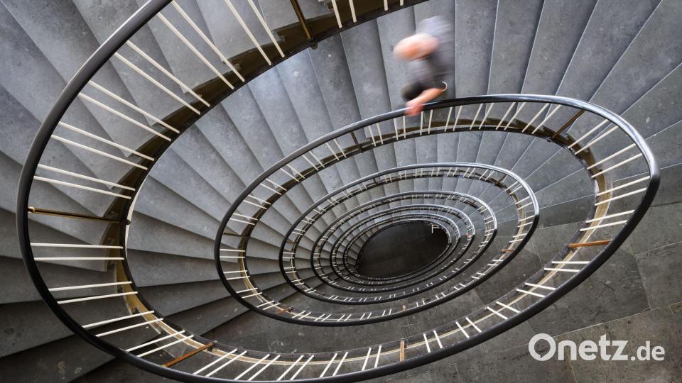 Gedankenspiralen können Symptom psychischer Belastung sein Bild: Julian Stratenschulte/dpa