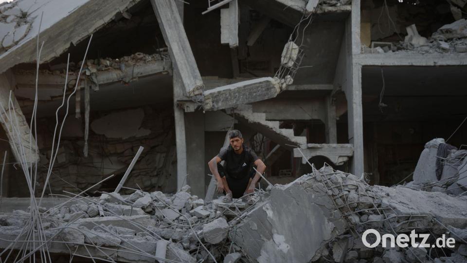 Palästinenser inspiziert zerstörtes Gebäude nach israelischem Luftangriff in Gaza Bild: Abdel Kareem Hana/AP/dpa