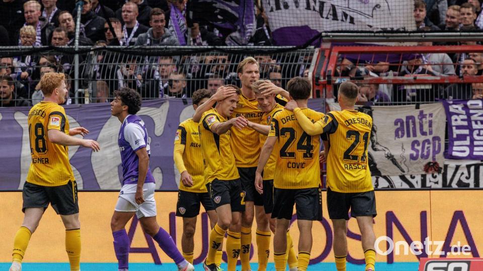 Die Dresdner Spieler feiern den Führungstreffer zum 1:0. Bild: David Ebener/dpa