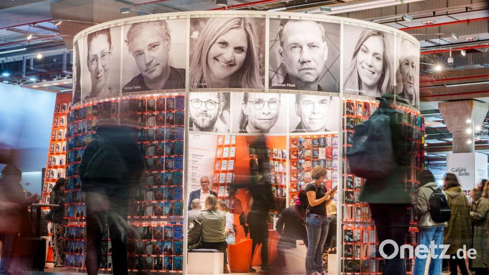 Menschen umströmen den Messestand der Verlagsgruppe Droemer Knaur auf der 78. Frankfurter Buchmesse. Bild: Andreas Arnold/dpa