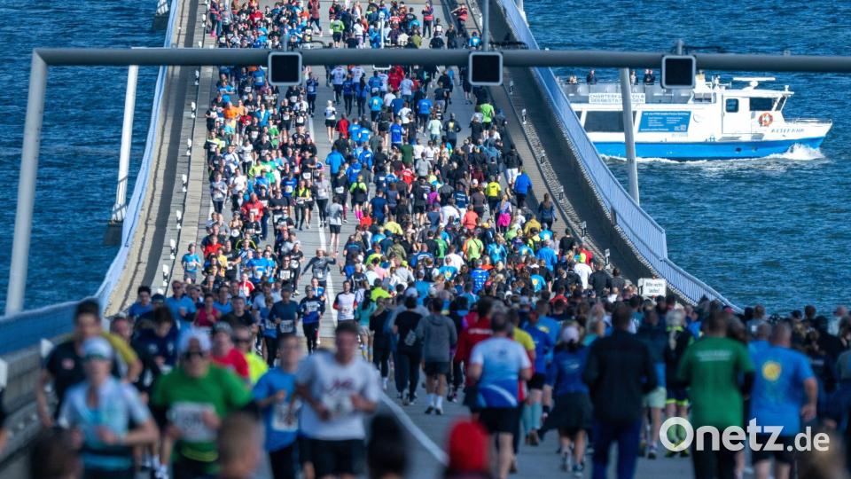 Läufer starten beim 18. „Rügenbrücken-Marathon“ in Stralsund. Bild: Stefan Sauer/dpa