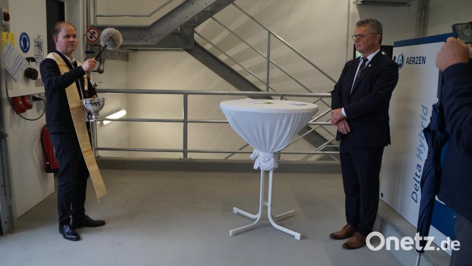 Im Beisein von Bürgermeister Martin Birner und weiterer Ehrengäste segnete Pfarrer Stefan Wagner die neue Kläranlage. Bild: Elfriede Weiß