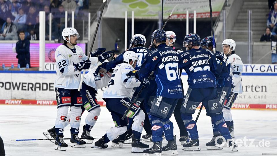 Szenen aus der Partie der Blue Devils Weiden und der Dresdner Eislöwen. Die Weidener hatten beim DEL-Absteiger keine Chance und unterlagen klar mit 1:5. Bild: Julia Peter