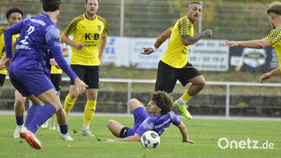 Szenen aus der Partie zwischen dem FC Amberg und Kareth-Lappersdorf. Bild: Hubert Ziegler