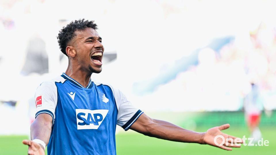 Jubel bei Bambasé Conte nach seinem Führungstreffer gegen den HSV. Bild: Uwe Anspach/dpa