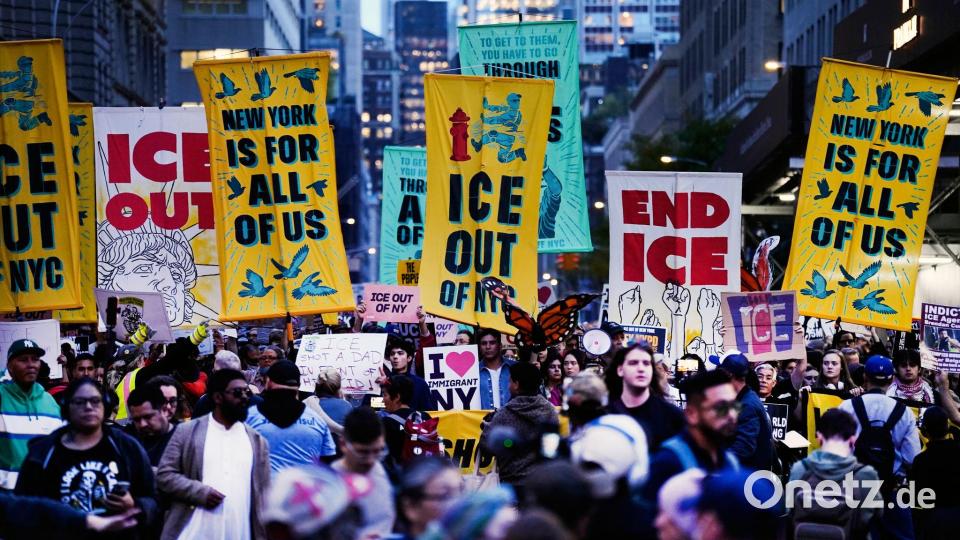 Demonstranten marschieren während einer Protestkundgebung gegen die Einwanderungsbehörde ICE durch die Straßen von New York und halten Plakate. Bild: Madison Swart/AP/dpa