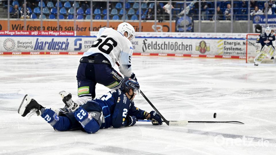 Szenen aus der Partie der Blue Devils Weiden und der Dresdner Eislöwen. Die Weidener hatten beim DEL-Absteiger keine Chance und unterlagen klar mit 1:5. Bild: Julia Peter