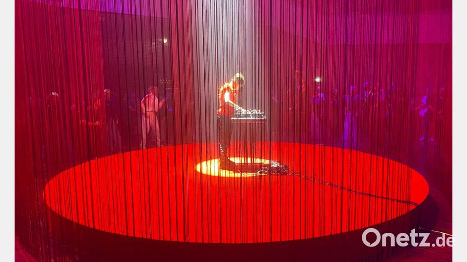 Mit einer Multimedia-Show stellte Liepaja sein Programm für das Kulturhauptstadtjahr 2027 vor. Bild: Alexander Welscher/dpa