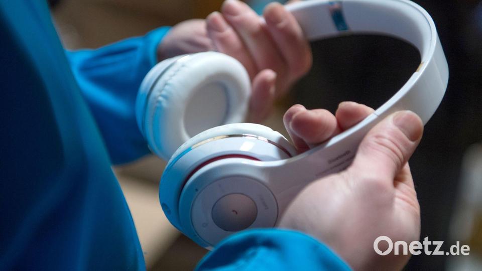 Schon mehrfach zeigten Studien, dass Musikhören das Schmerzempfinden beeinflusst. Bild: Boris Roessler/dpa