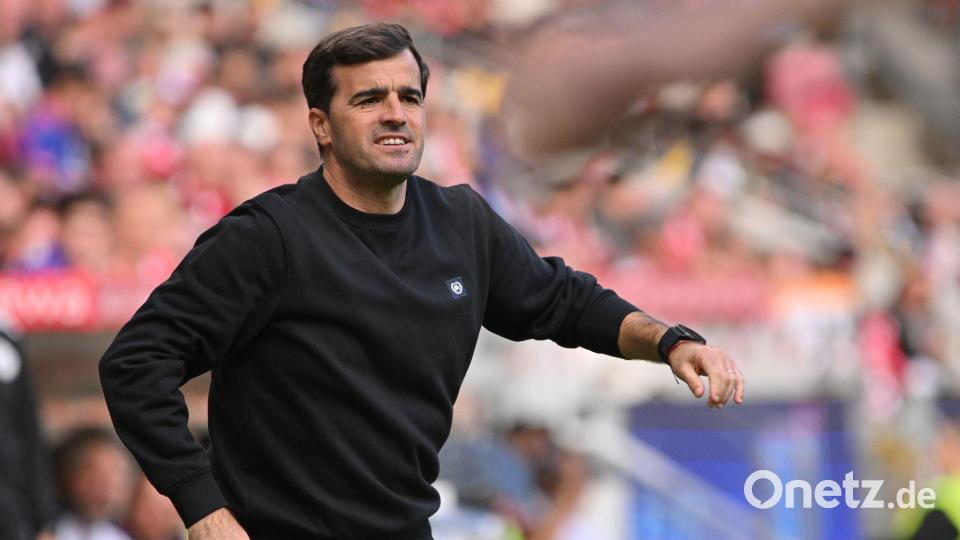 Musste bis zum Ende zittern: Bayer-Coach Carles Martínez Bild: Torsten Silz/dpa