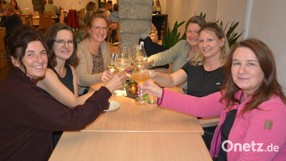Ein Gläschen Wein in Ehren kann niemand verwehren: Das dachten sich auch diese Damen bei der Langen Museumsnacht im Gewölbesaal des Schafferhofs. Bild: Josef Rosner