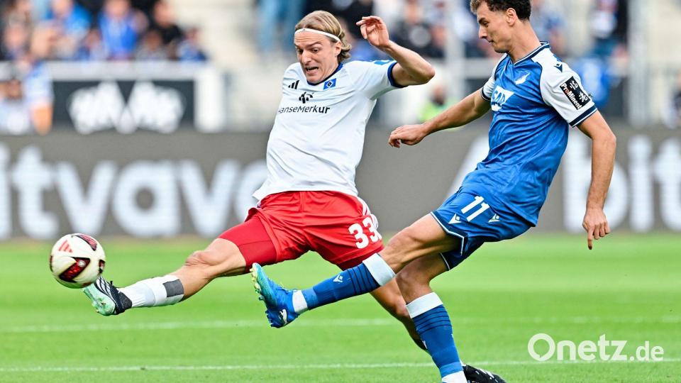 Sebastiaan Bornauw (l.) klärt für den HSV. Bild: Uwe Anspach/dpa