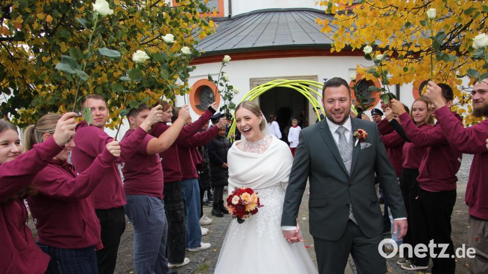 Ein glückstrahlendes Brautpaar: Veronika und Andreas Häckl. Bild: Konrad Rosner