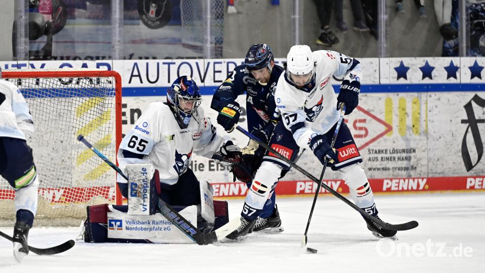 Szenen aus der Partie der Blue Devils Weiden und der Dresdner Eislöwen. Die Weidener hatten beim DEL-Absteiger keine Chance und unterlagen klar mit 1:5. Bild: Julia Peter