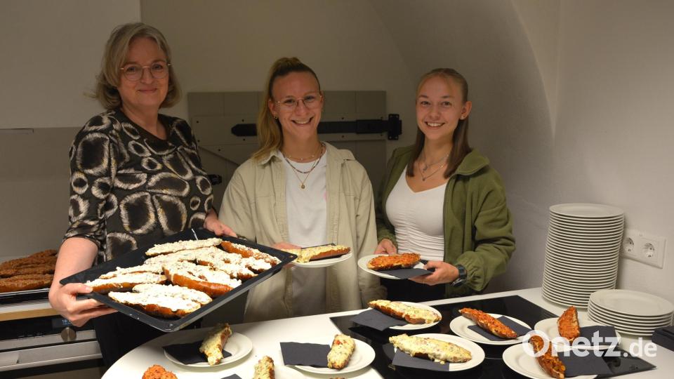 Mit Liebe zubereitete Snacks, Pizzasemmeln und Flammkuchen, wurden in der hauseigenen Küche zubereitet und serviert. Bild: Josef Rosner