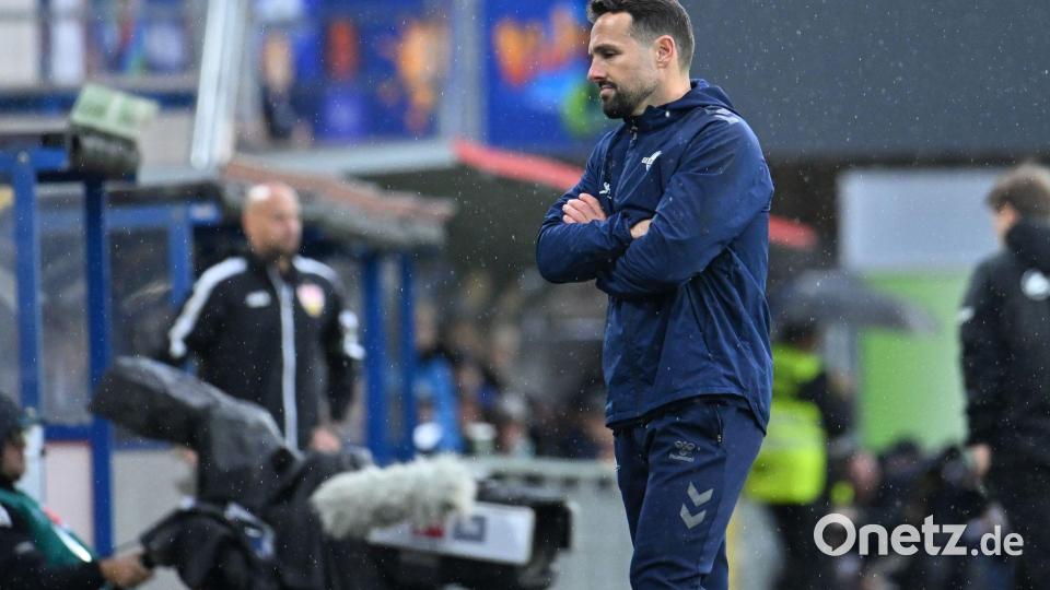 Paderborns Trainer Ralf Kettemann konnte mit der Leistung seines Teams nicht zufrieden sein. Bild: Swen Pförtner/dpa