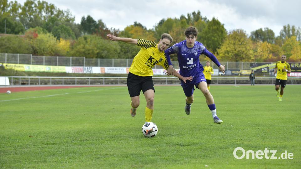 Szenen aus der Partie zwischen dem FC Amberg und Kareth-Lappersdorf. Bild: Hubert Ziegler