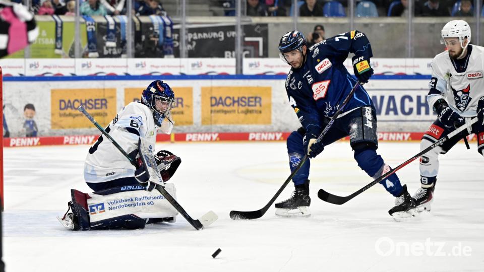 Szenen aus der Partie der Blue Devils Weiden und der Dresdner Eislöwen. Die Weidener hatten beim DEL-Absteiger keine Chance und unterlagen klar mit 1:5. Bild: Julia Peter