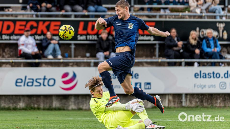 Gebenbachs Torhüter Lukas Völlger pariert einen gefährlichen Angriff des TSV Großbardorf. Bild: Hannah Dirscherl