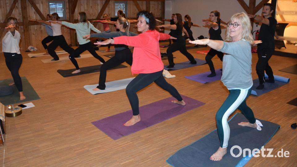 Gleich dreimal wurde am Freitagabend eine 45-minütige Übungsstunde mit Yoga angeboten, wie hier mit Yogalehrerin und Physiotherapeutin Nina Meixner (links). Die Yogastunden im Ratssaal waren sehr gut besucht. Bild: Josef Rosner