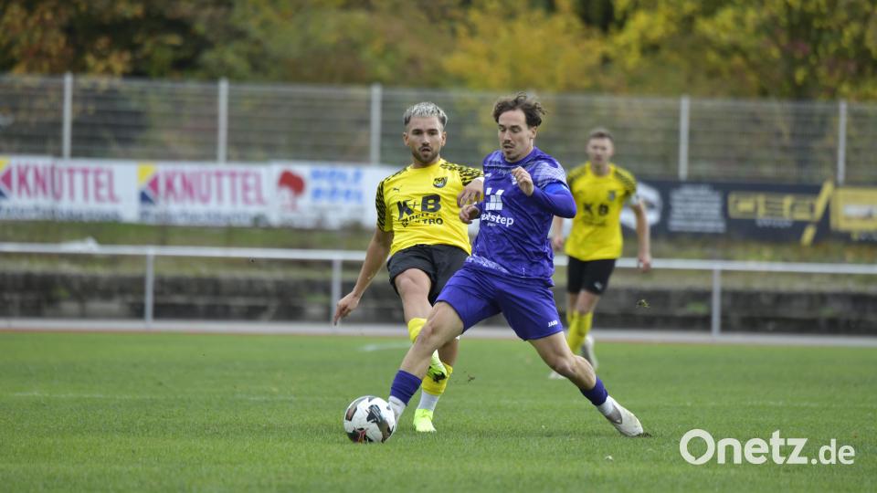 Kenen Muslimovic (gelbes Trikot) erzielte den zwischenzeitlichen 1:1-Ausgleich für den FC Amberg gegen Kareth-Lappersdorf. Am Ende musste sich die Mannschaft von Erkan Kara allerdings mit 1:4 geschlagen geben. Bild: Hubert Ziegler
