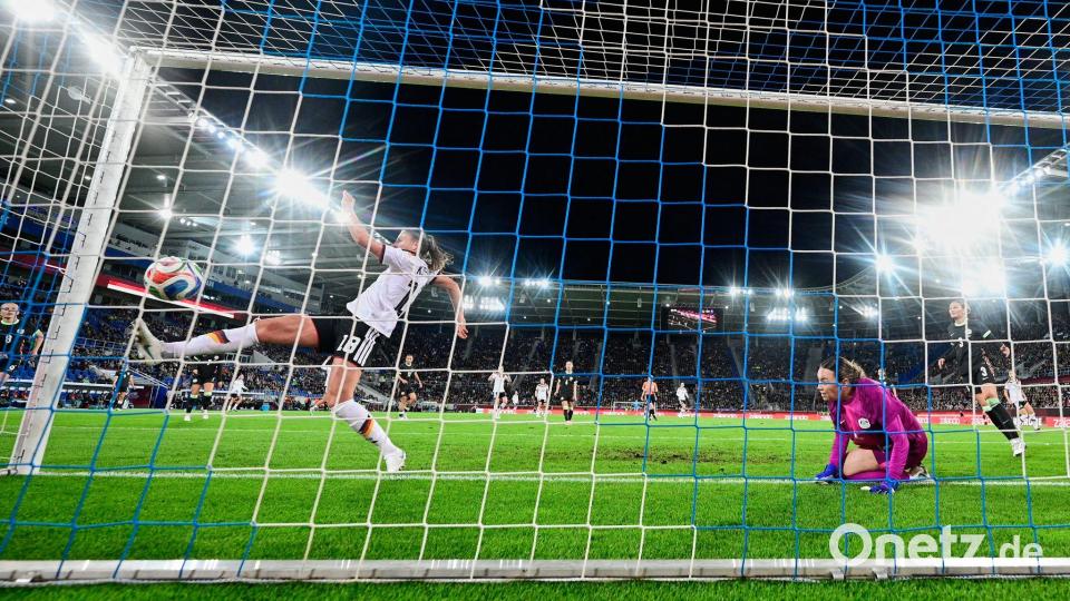 Rein damit: Melissa Kössler traf doppelt gegen die Matildas. Bild: Sebastian Christoph Gollnow/dpa