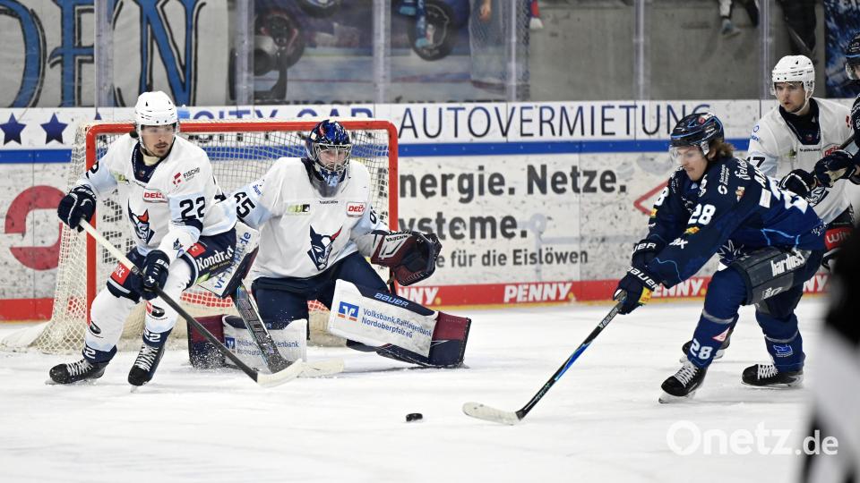 Szenen aus der Partie der Blue Devils Weiden und der Dresdner Eislöwen. Die Weidener hatten beim DEL-Absteiger keine Chance und unterlagen klar mit 1:5. Bild: Julia Peter