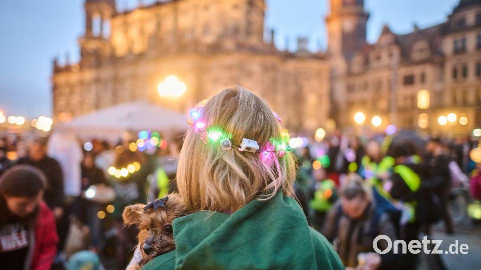 Dieses Mal war der Spaziergang ein Lichter- und Laternenlauf, weshalb einige Teilnehmer mit Lichterketten geschmückt waren. Bild: Robert Michael/dpa
