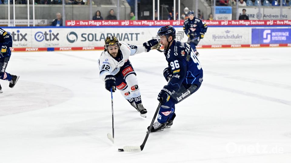 Szenen aus der Partie der Blue Devils Weiden und der Dresdner Eislöwen. Die Weidener hatten beim DEL-Absteiger keine Chance und unterlagen klar mit 1:5. Bild: Julia Peter