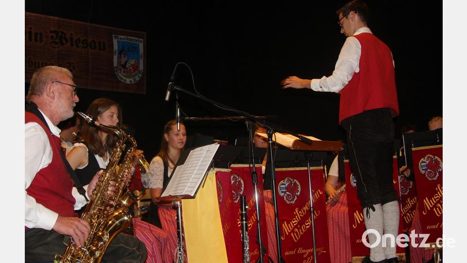 Jüngstes aktives Mitglied beim Musikverein Wiesau ist die 14-jährige Schülerin Leonie (Zweite von rechts). Bild: Werner Robl