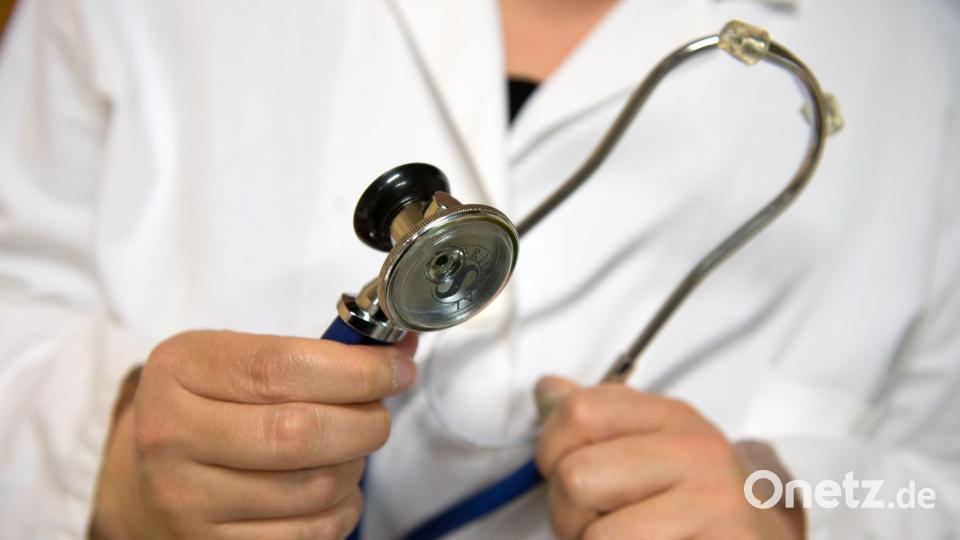 Wie Ärzte und Patienten miteinander kommunizieren, wirkt sich auf das gegenseitige Vertrauen aus. (Symbolbild) Bild: Arno Burgi/dpa-Zentralbild/dpa