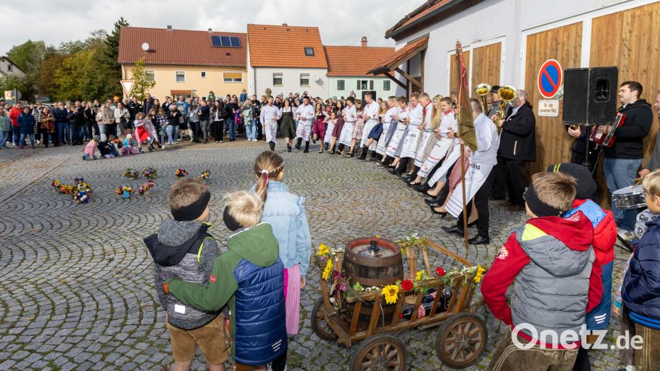 Zum traditionellen Aufspielen reihen sich die Kirwaburschen und -madla auf. Mit selbst gereimten Schnaderhüpferln nehmen die Burschen das Dorfgeschehen aufs Korn. Bild: Roland Wellenhoefer
