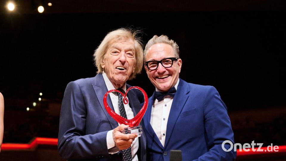Der Geschäftsführer von Schlager Radio, Oliver Dunk, überreichte Bata Illic den Preis fürs Lebenswerk. Bild: Annette Riedl/dpa
