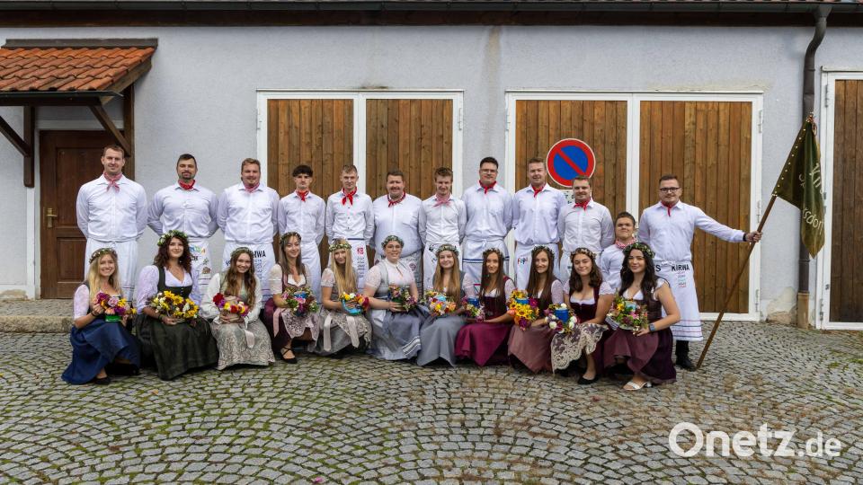 Dieses Team hält die Kirwatradition lebendig: Die Speichersdorfer Kirwaburschen und -madla organisierten auch heuer die Kirchweih. Zum gemeinsamen Gruppenbild versammelten sie sich mit ihrer Kirwafahne. Bild: Roland Wellenhoefer