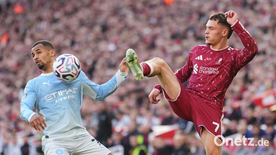 Der deutsche Nationalspieler Florian Wirtz (r) vom FC Liverpool beim Heimspiel gegen Manchester City und Iliman Ndiaye. Bild: Jon Super/AP/dpa