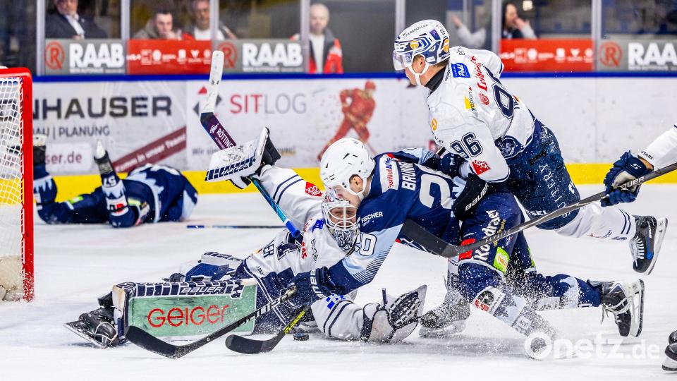 Die Blue Devils Weiden um Maximilian Brunner gewannen gegen die Ravensburg Towerstars 4:3. Bild: Tobias Neubert