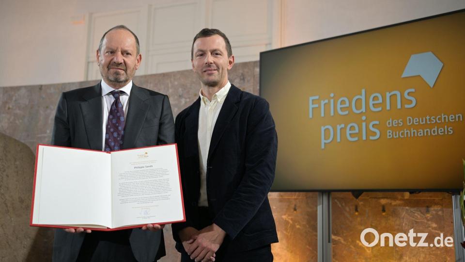 Der Vorsteher des Börsenvereins, Sebastian Guggolz (rechts), überreichte die Urkunde an Philippe Sands. Bild: Hannes P. Albert/dpa POOL/dpa