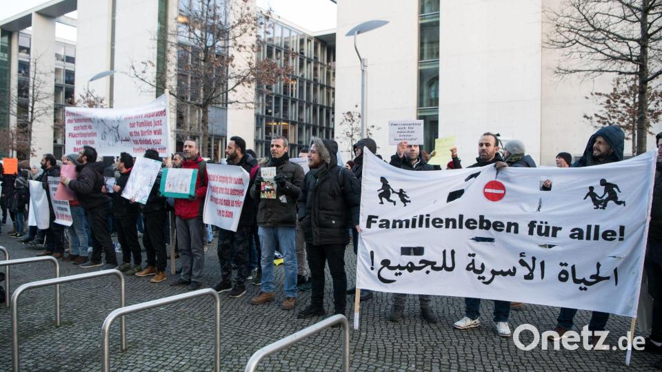 Für die Gruppe der subsidiär Schutzberechtigten ist der Familiennachzug derzeit ausgesetzt. (Archivfoto) Bild: Bernd von Jutrczenka/dpa