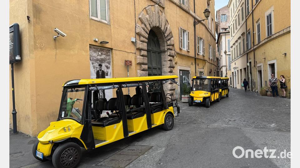 Eine dreistellige Zahl an Golfcarts ist in den engen Gassen der Ewigen Stadt unterwegs. Bild: Sabine Dobel/dpa