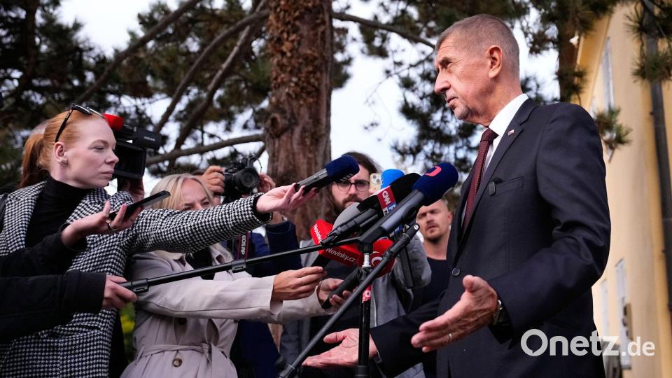 Der tschechische Ministerpräsident Andrej Babis (ANO) spricht mit den Medien, nachdem er bei den Senats- und Kommunalwahlen seine Stimme abgegeben hat. Bild: Petr David Josek/AP/dpa