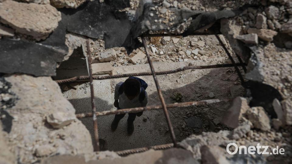 An einer Schule in der ländlichen Region um Idlib in Syrien sind Spuren der Zerstörung zu sehen. Einige Schulgebäude haben nach wie vor keine Fenster und Türen. Bild: Moawia Atrash/dpa