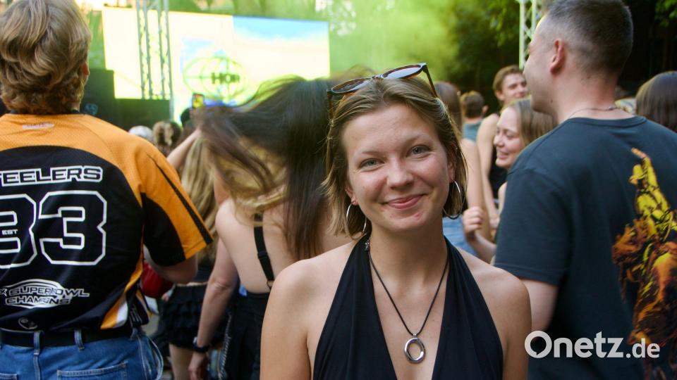 Lara, 23, aus Aachen findet: „Ikkimel hat eine ultrakorrekte politische Haltung und traut sich was zu sagen.“ Bild: Laura Csapó/dpa