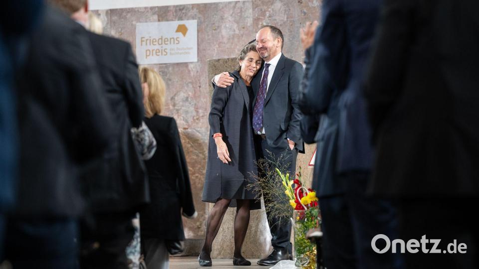 Friedenspreisträger Philippe Sands umarmt seine Frau nach der Verleihung. Bild: Hannes P. Albert/dpa POOL/dpa