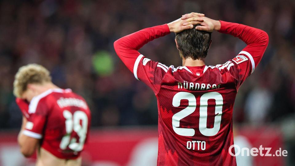 Die Nürnberger ärgern sich über den späten Ausgleich durch Wolfsburg. Bild: Daniel Karmann/dpa